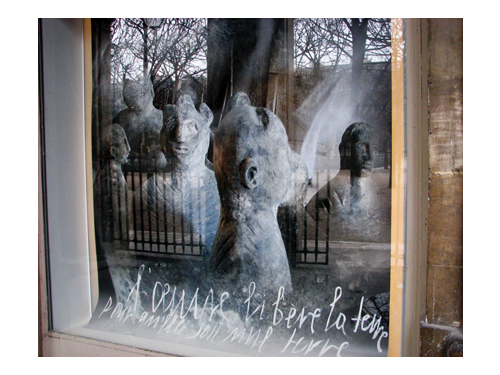 白い文字のある光景ー Palais Royallにて