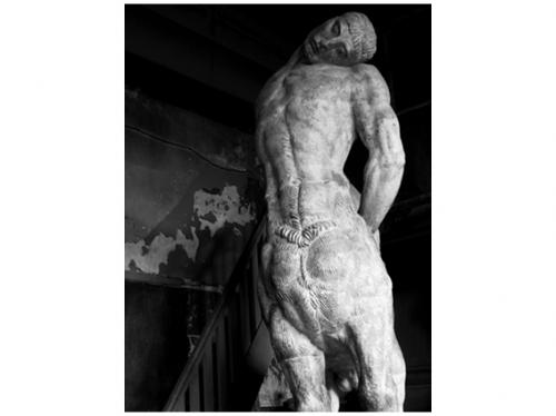 ブールデルの彫像のある黒い室内