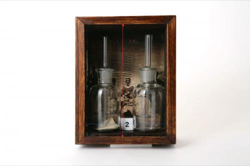 肖像考—〈二つの硝子瓶のある風景〉