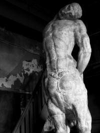 ブールデルの彫像のある黒い室内