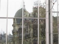 鏡面に映ったモンパルナスの雨